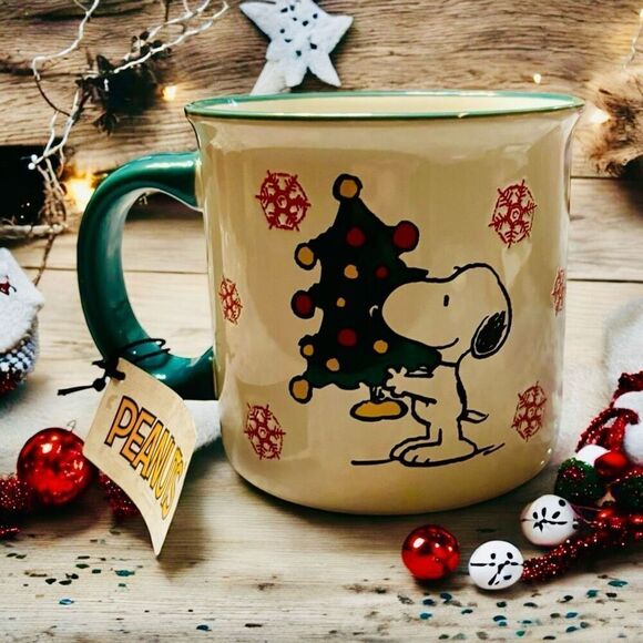 2024 Peanuts Snoopy & Christmas Tree Snowflakes Happy Holidays 21 oz Mug NWT! - Picture 1 of 5